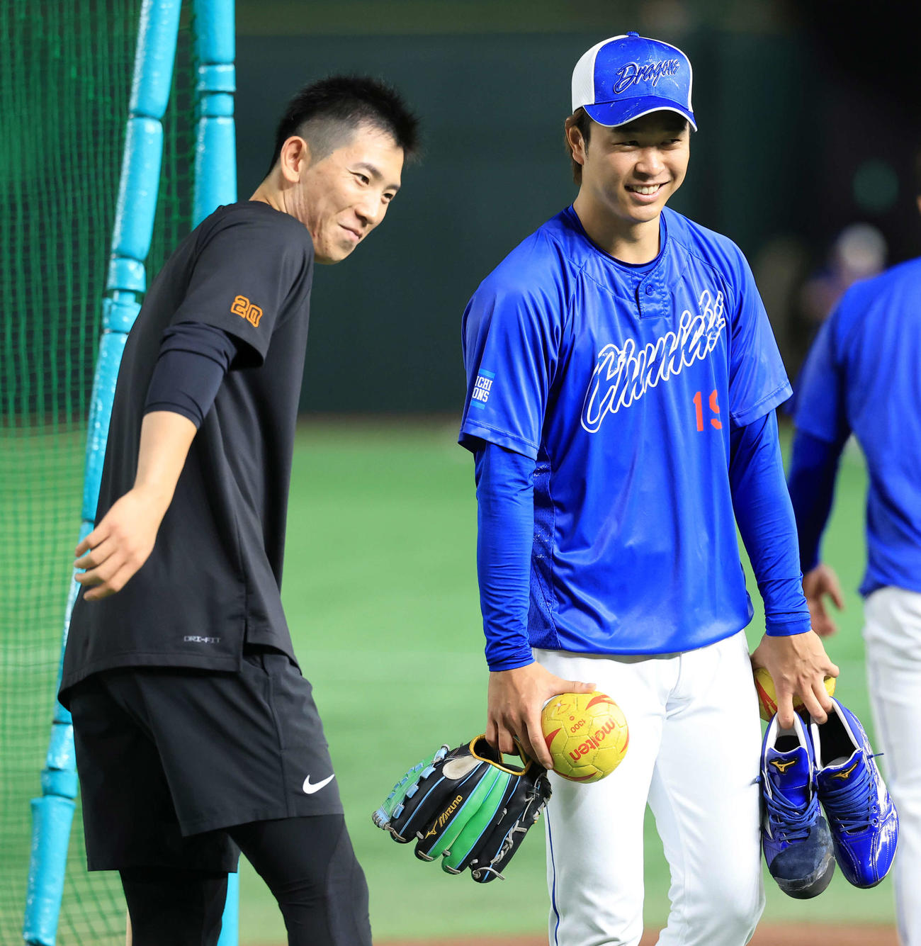 巨人対中日　試合前、中日高橋宏（右）と談笑する巨人戸郷（撮影・浅見桂子）