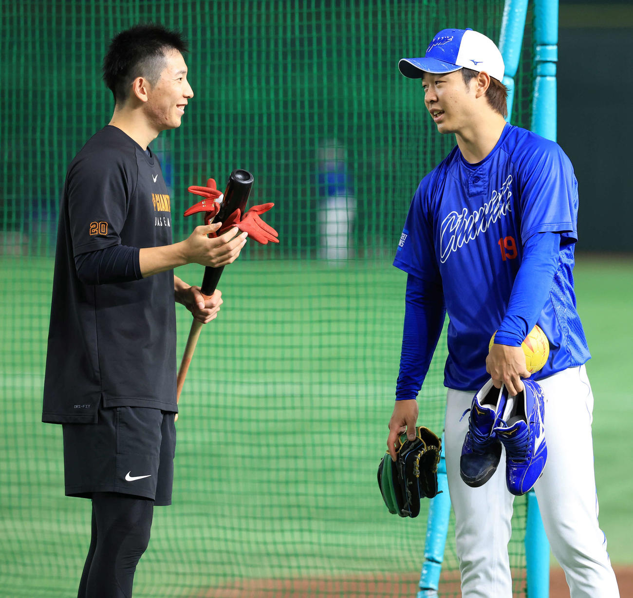 巨人対中日　試合前、中日高橋宏（右）と談笑する巨人戸郷（撮影・浅見桂子）