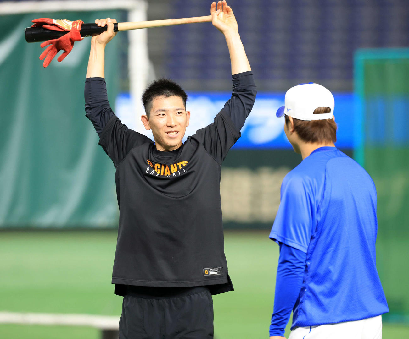 巨人対中日　試合前、中日高橋宏（右）と談笑する巨人戸郷（撮影・浅見桂子）