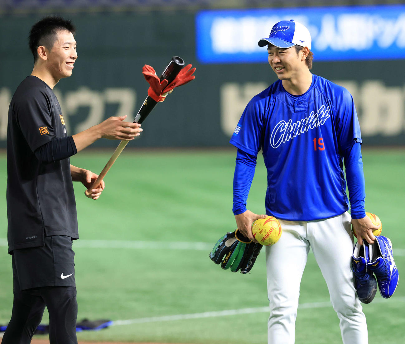 巨人対中日　試合前、中日高橋宏（右）と談笑する巨人戸郷（撮影・浅見桂子）