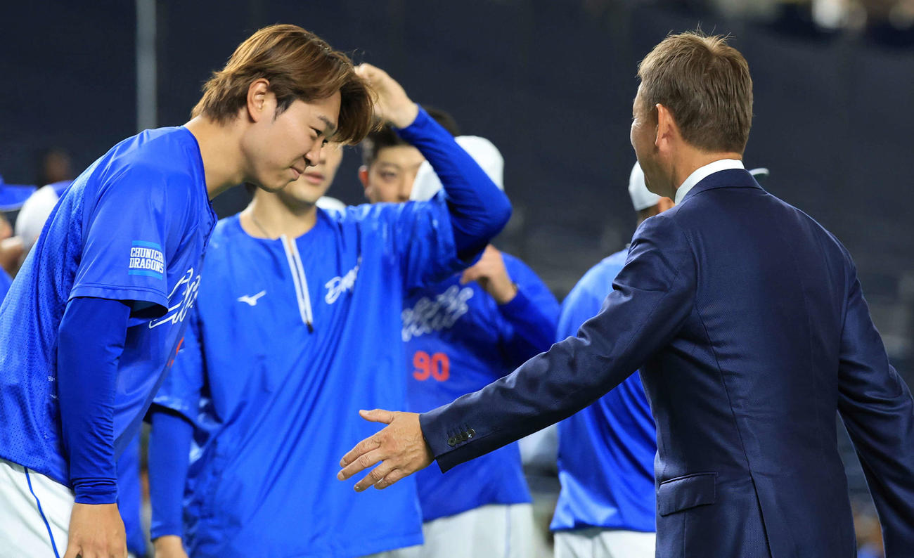 巨人対中日　試合前、立浪和義氏（右）にあいさつする中日高橋宏（撮影・浅見桂子）