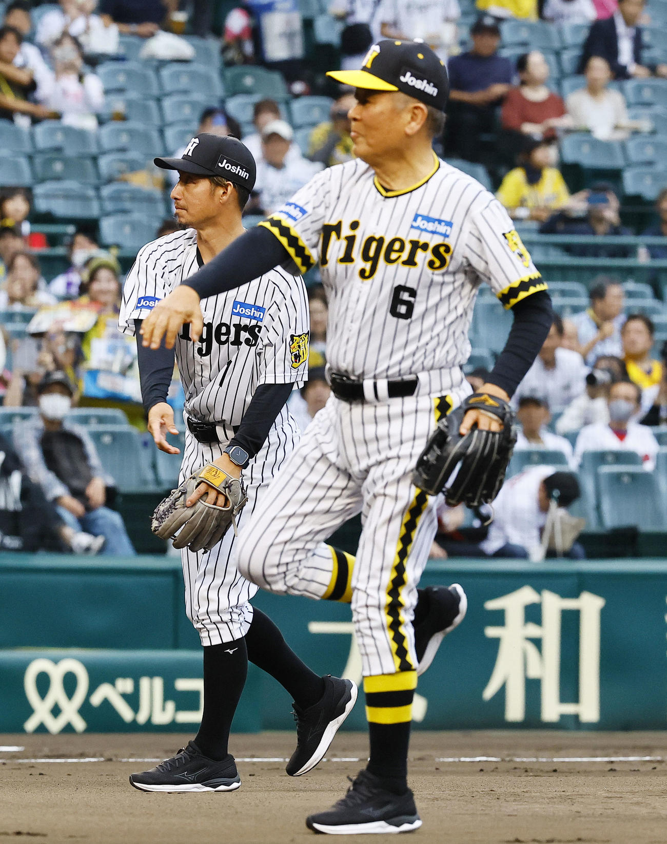 阪神対広島　メモリアルピッチを行う鳥谷敬氏（左）と藤田平氏（撮影・藤尾明華）