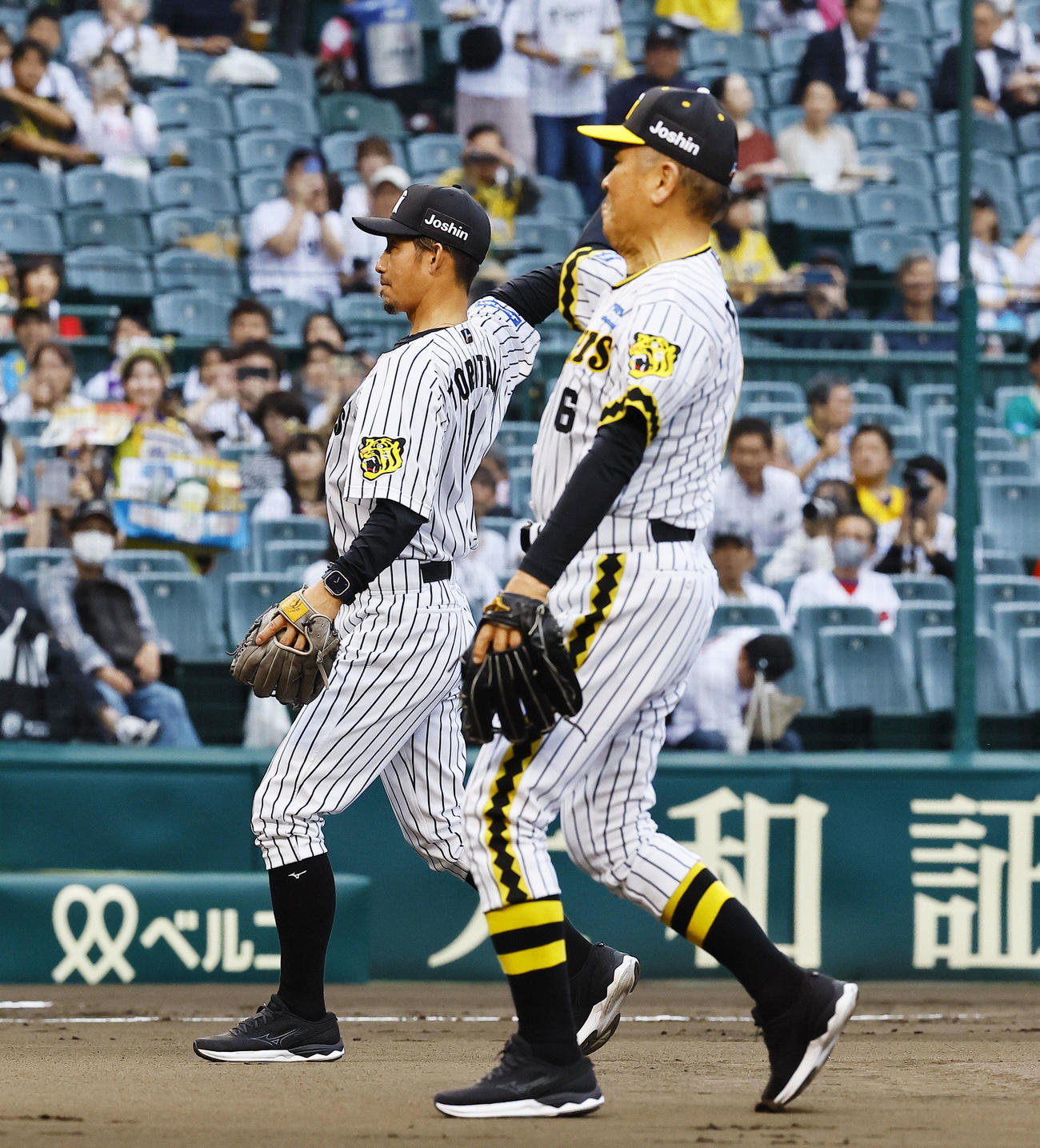 阪神対広島　メモリアルピッチを行う鳥谷敬氏（左）と藤田平氏（撮影・藤尾明華）