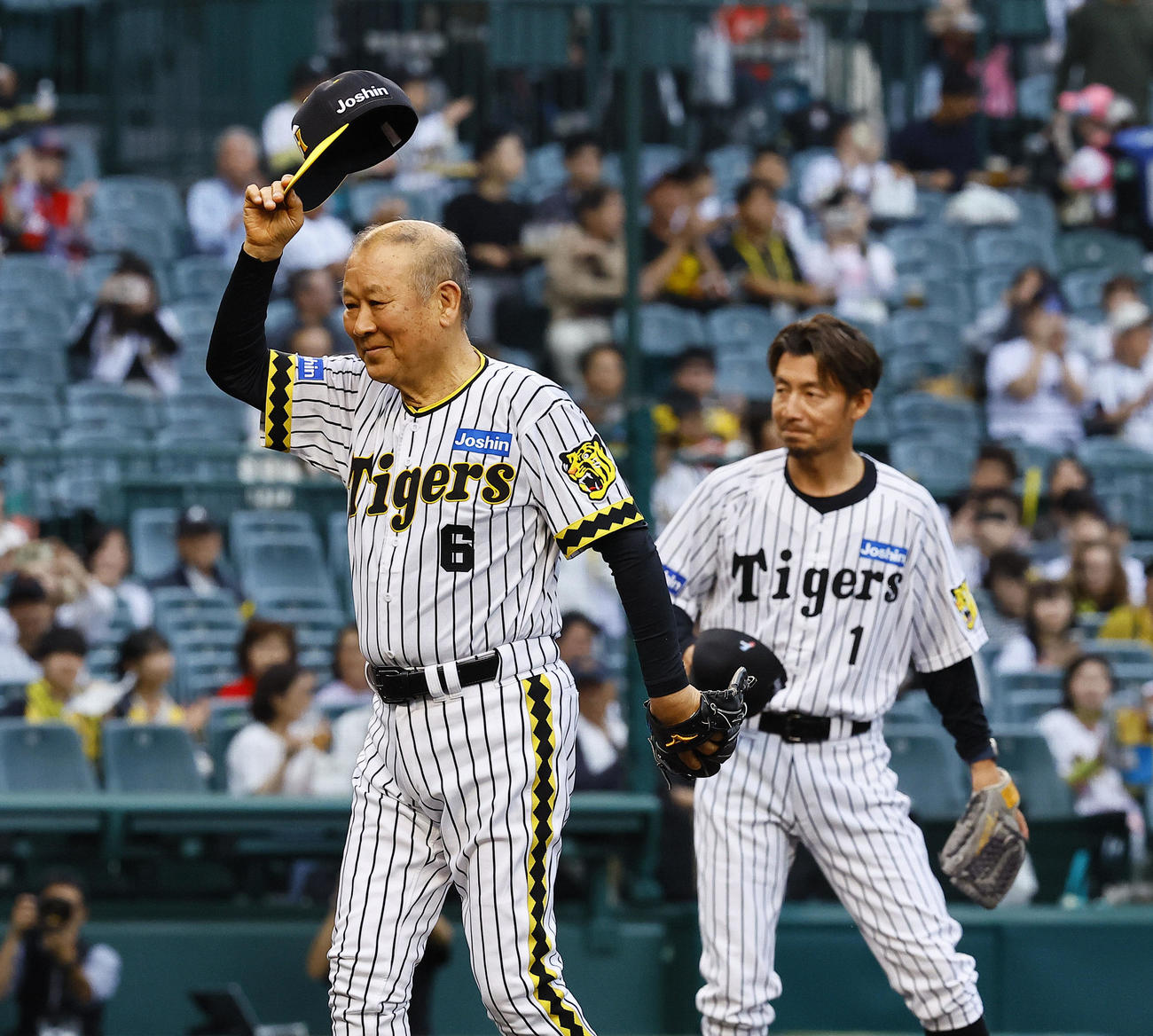 阪神対広島　メモリアルピッチを行った藤田平氏（左）と鳥谷敬氏（撮影・藤尾明華）