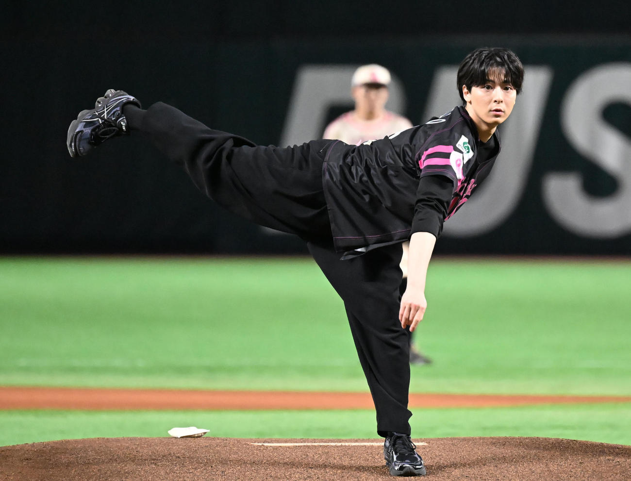 ソフトバンク対楽天　始球式でボールを投げる俳優の高杉真宙（撮影・林敢治）
