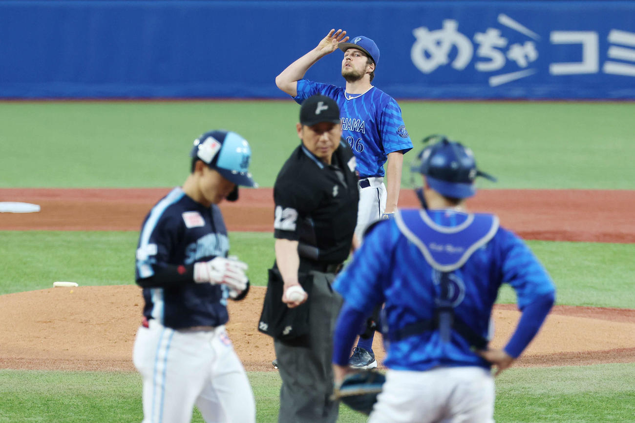 ヤクルト対DeNA 1回裏ヤクルト2死一、二塁、内山に左越え3点本塁打を浴びたバウアー（撮影・宮地輝）