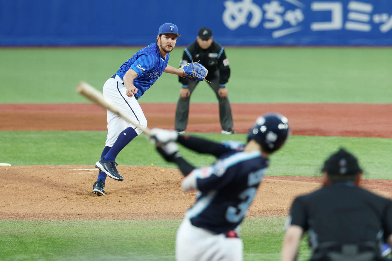 ヤクルト対DeNA 1回裏ヤクルト2死一、二塁、内山に左越え3点本塁打を浴びるバウアー（撮影・宮地輝）