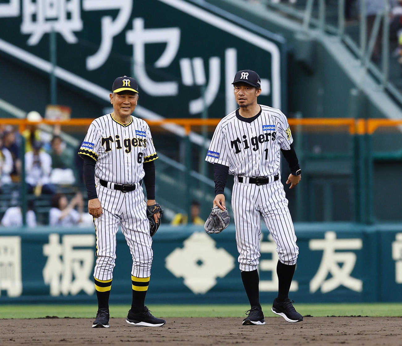 阪神対広島　遊撃の守備位置に立つ藤田平氏（左）と鳥谷敬氏（撮影・藤尾明華）