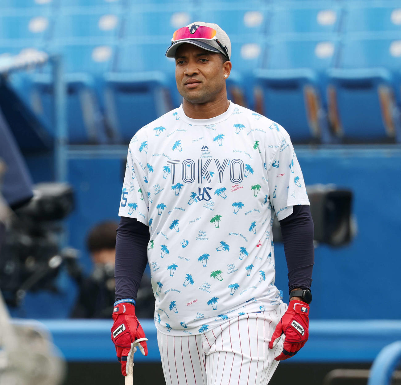 ヤクルト対DeNA　試合前、ひげを剃った姿で練習に臨むヤクルトのサンタナ（撮影・宮地輝）