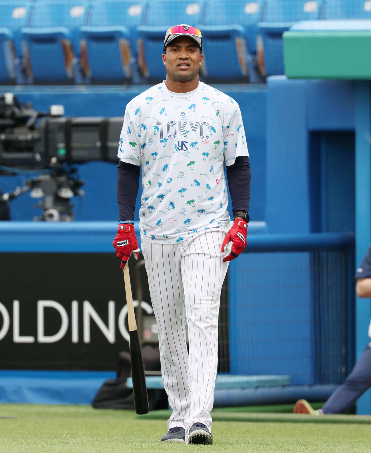 ヤクルト対DeNA　試合前、ひげを剃った姿で練習に臨むヤクルトのサンタナ（撮影・宮地輝）
