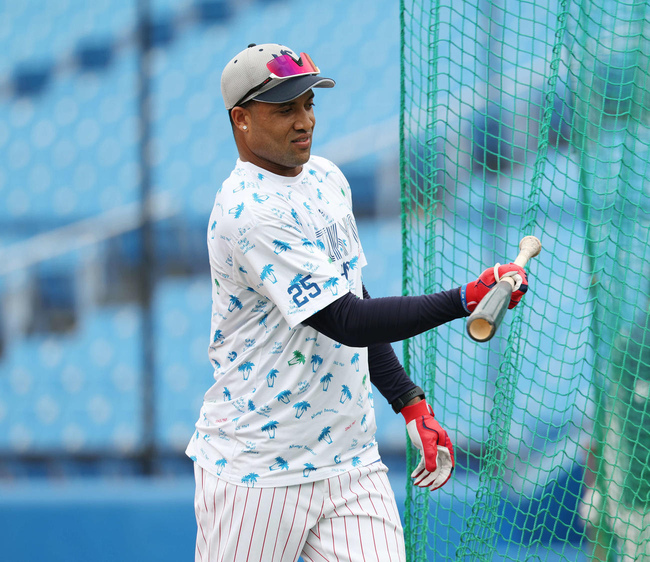 ヤクルト対DeNA　試合前、ひげを剃った姿で練習に臨むヤクルトのサンタナ（撮影・宮地輝）