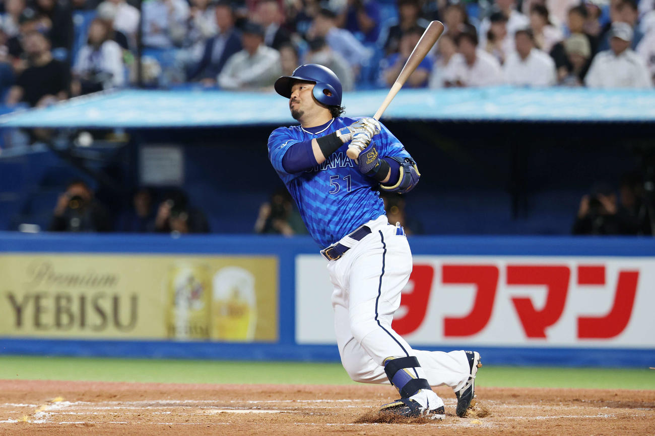 ヤクルト対DeNA 2回表DeNA1死一塁、左二塁打を放つ宮崎（撮影・宮地輝）