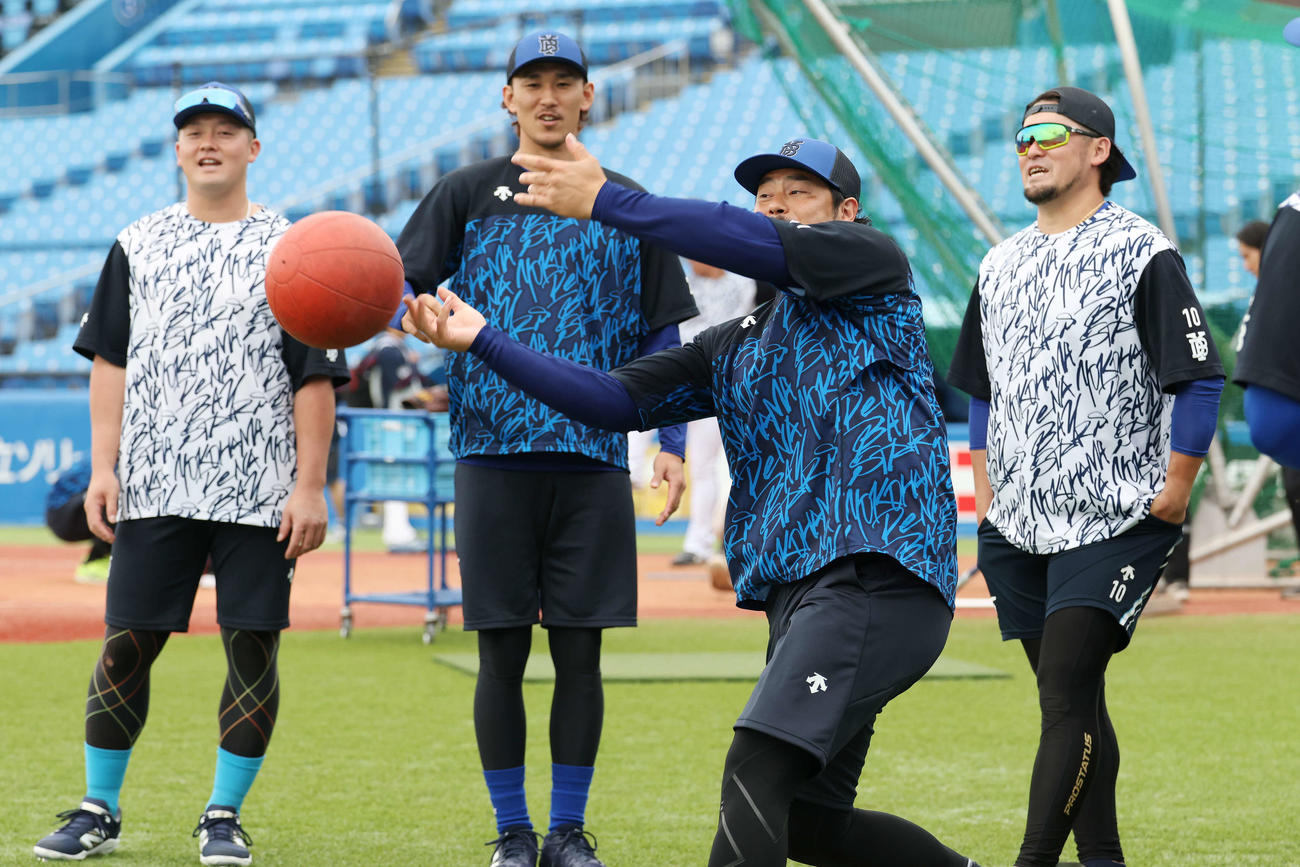 ヤクルト対DeNA　試合前練習でメディシンボールを投げるDeNA宮崎（手前）（撮影・宮地輝）