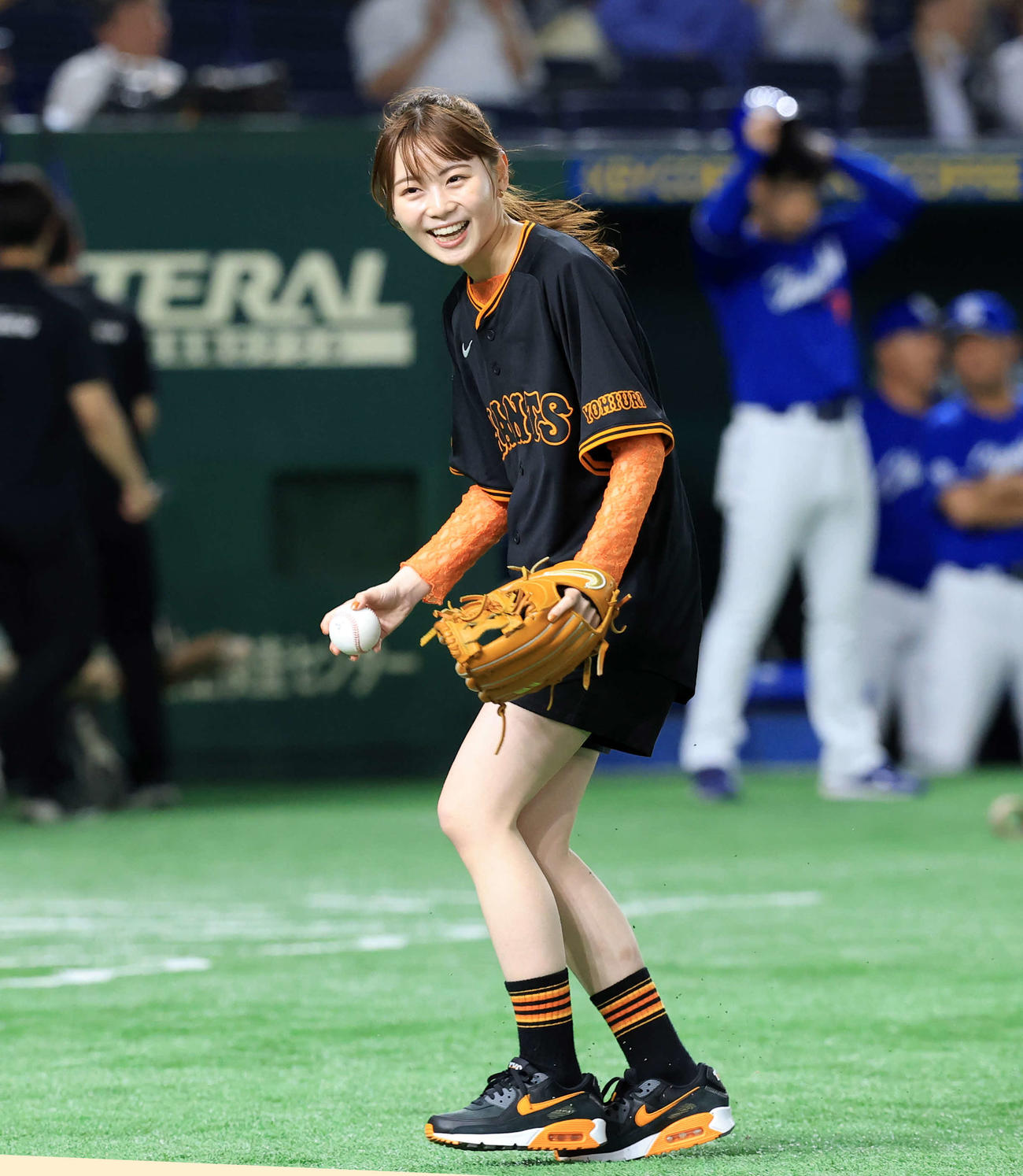 巨人対中日　セレモニアルピッチで投げ、笑顔の田畑志真（撮影・浅見桂子）