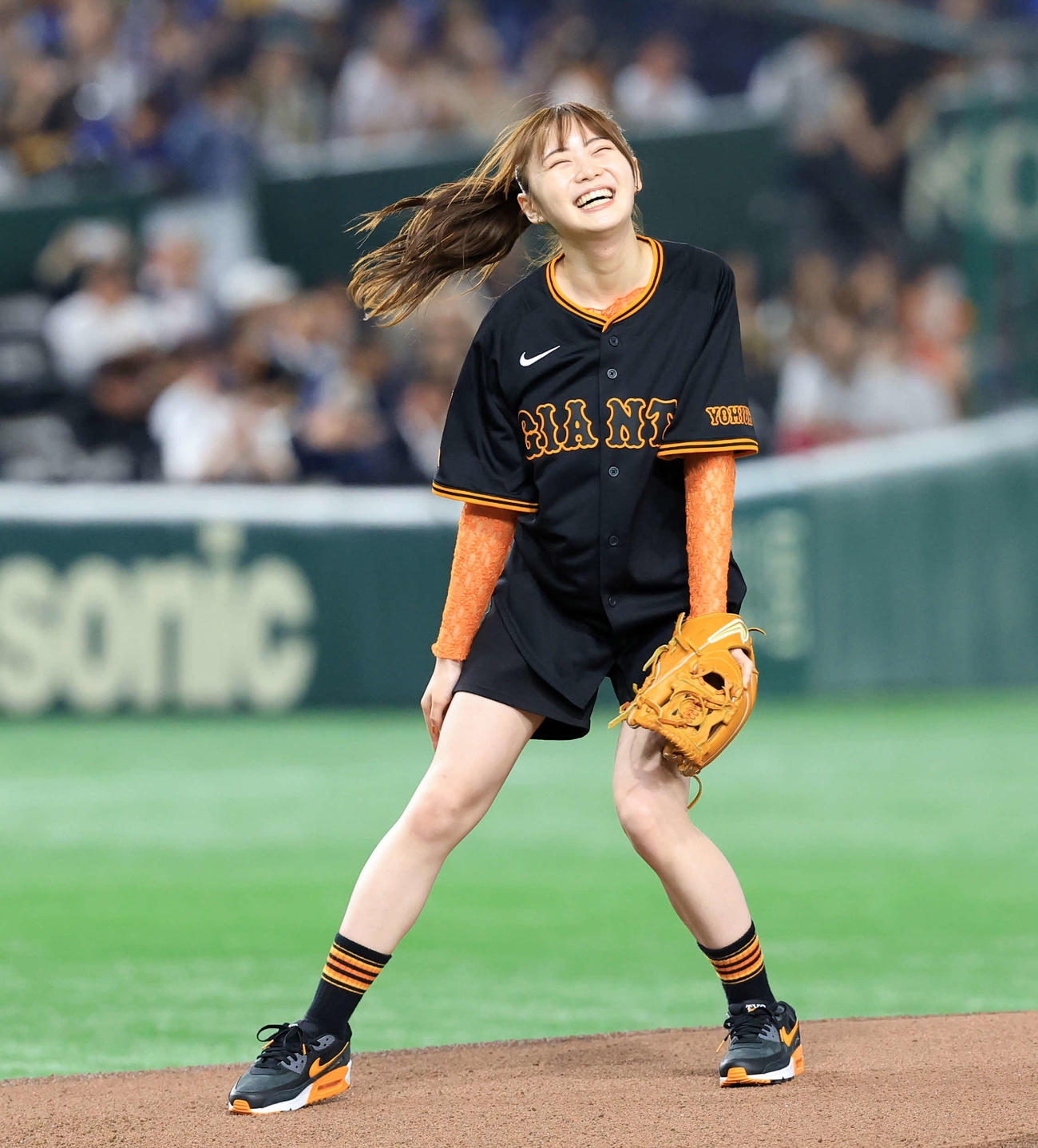 巨人対中日　セレモニアルピッチで投げ、笑顔の田畑志真（撮影・浅見桂子）
