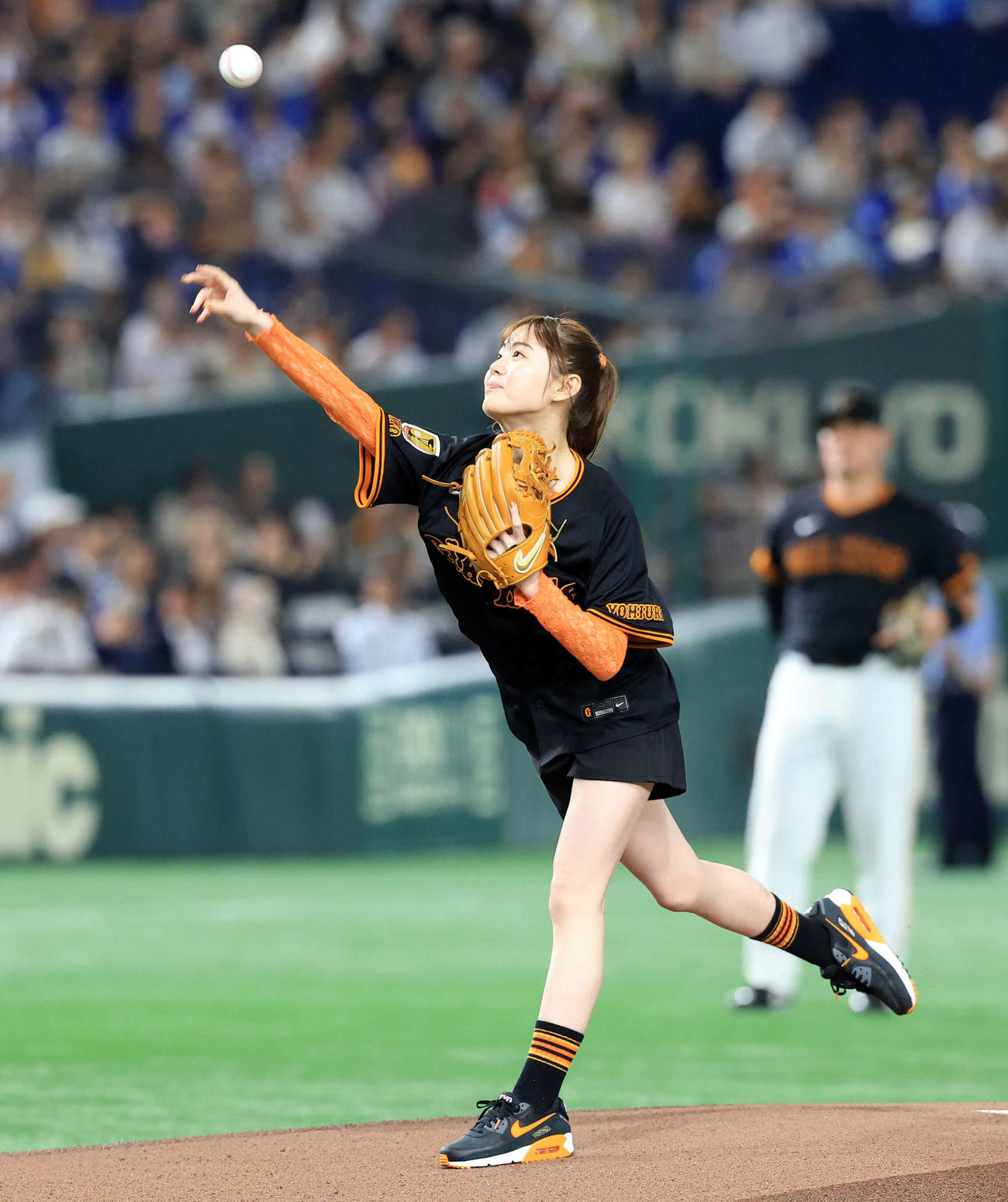 巨人対中日　セレモニアルピッチで投げる田畑志真（撮影・浅見桂子）