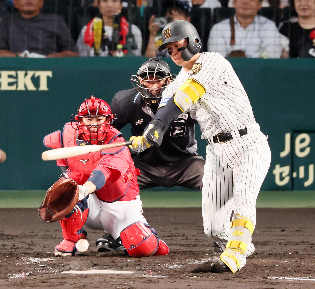 阪神対広島　4回裏阪神1死、森下は三塁線に内野安打を放つ（撮影・加藤哉）