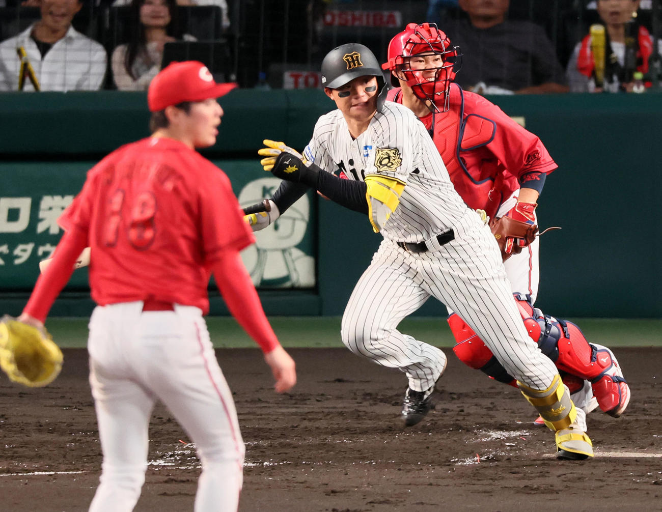 阪神対広島　4回裏阪神1死、森下は三塁線に内野安打を放つ。投手森下（撮影・加藤哉）