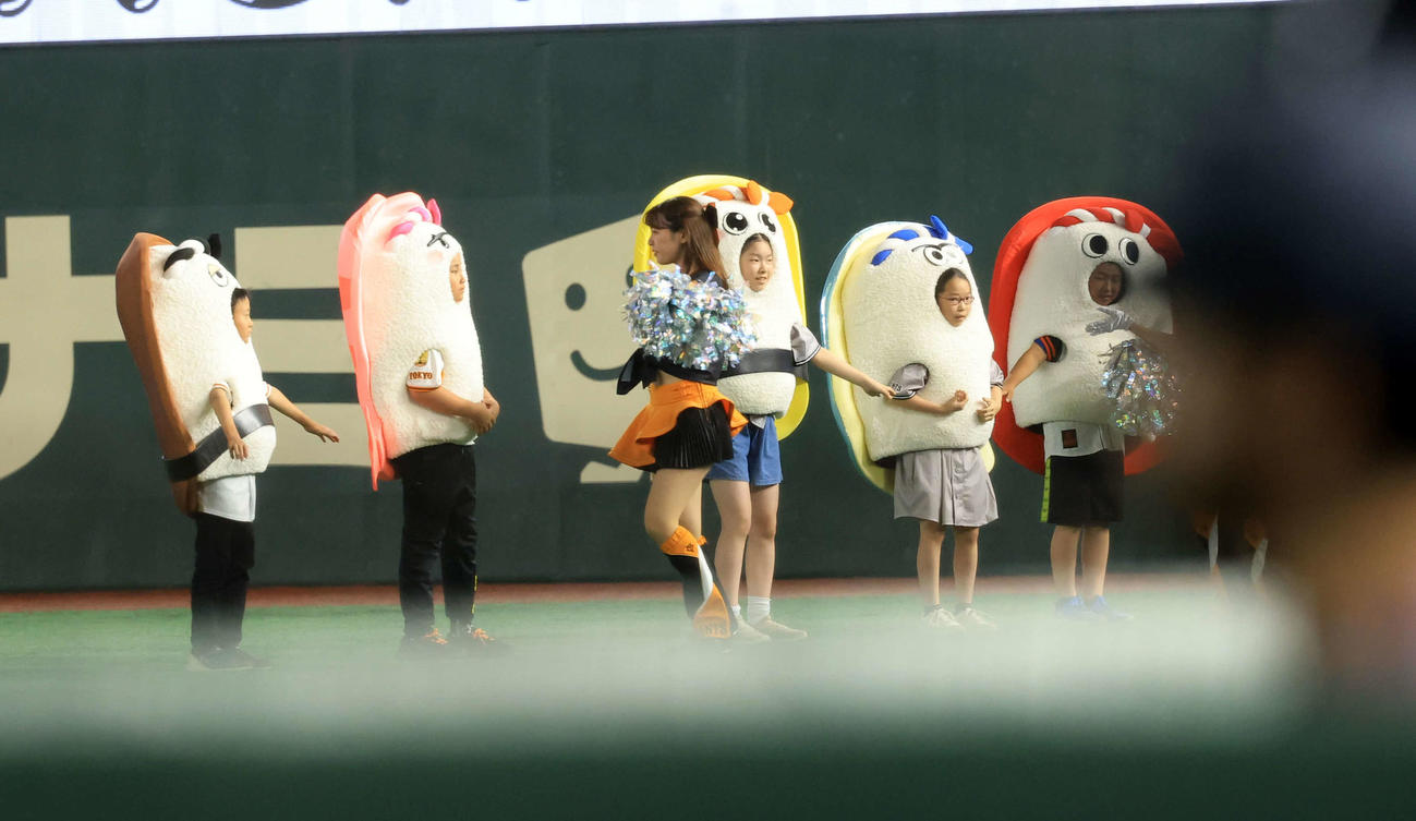 巨人対中日　すしレースで並ぶ子どもたち（撮影・浅見桂子）