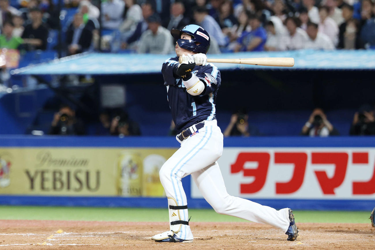 ヤクルト対DeNA 4回裏ヤクルト1死、左越えソロ本塁打を放つ山田（撮影・宮地輝）