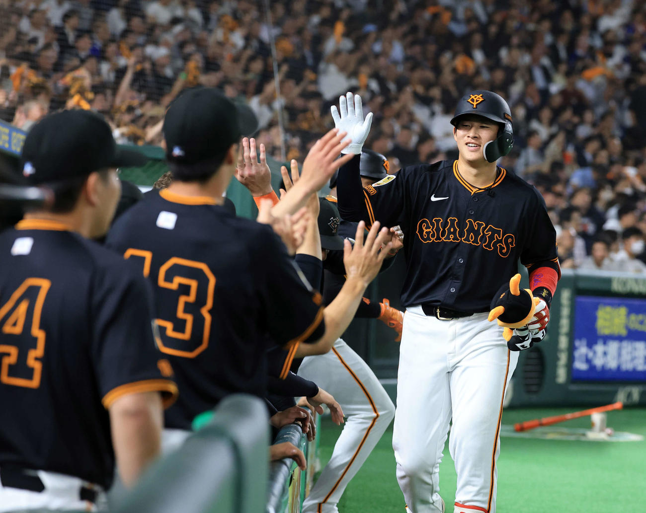 増田陸は左中間ソロ本塁打を放ち笑顔でナインとハイタッチ（撮影・浅見桂子）