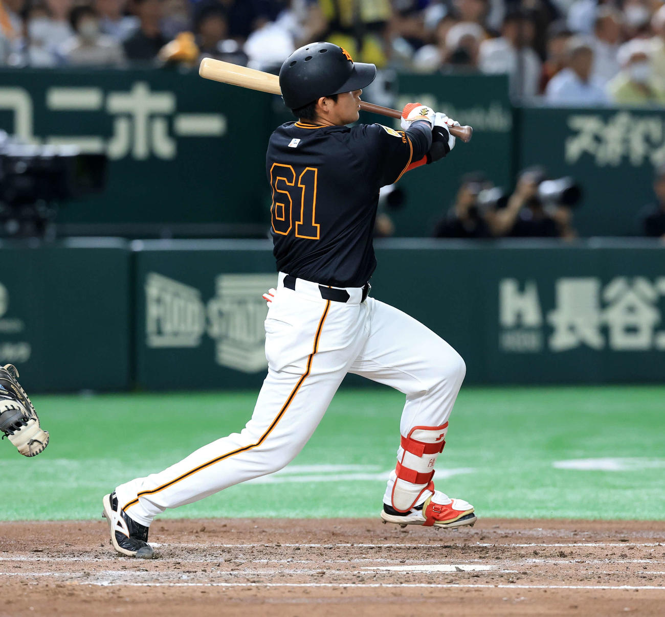 巨人対中日　4回裏巨人1死、増田陸は左中間ソロ本塁打を放つ（撮影・浅見桂子）