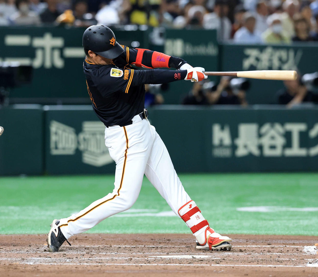 巨人対中日　4回裏巨人1死、増田陸は左中間ソロ本塁打を放つ（撮影・浅見桂子）