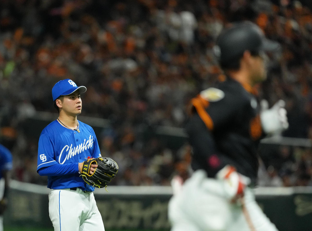 巨人対中日　4回裏巨人1死、増田陸（右）にソロ本塁打を浴びた金丸（撮影・足立雅史）
