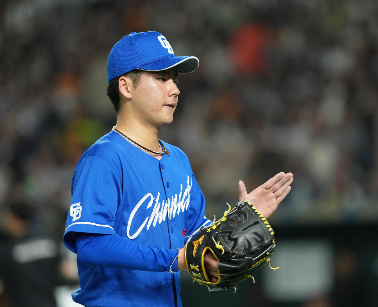 巨人対中日　3回裏巨人2死一塁、吉川を空振り三振に仕留めグラブをたたく金丸（撮影・足立雅史）