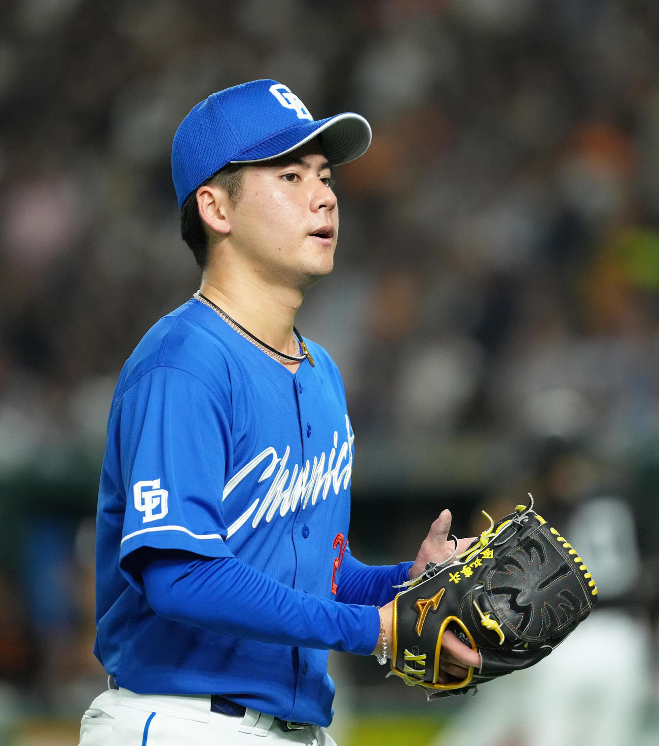 巨人対中日　3回裏巨人2死一塁、吉川を空振り三振に仕留めグラブをたたく金丸（撮影・足立雅史）