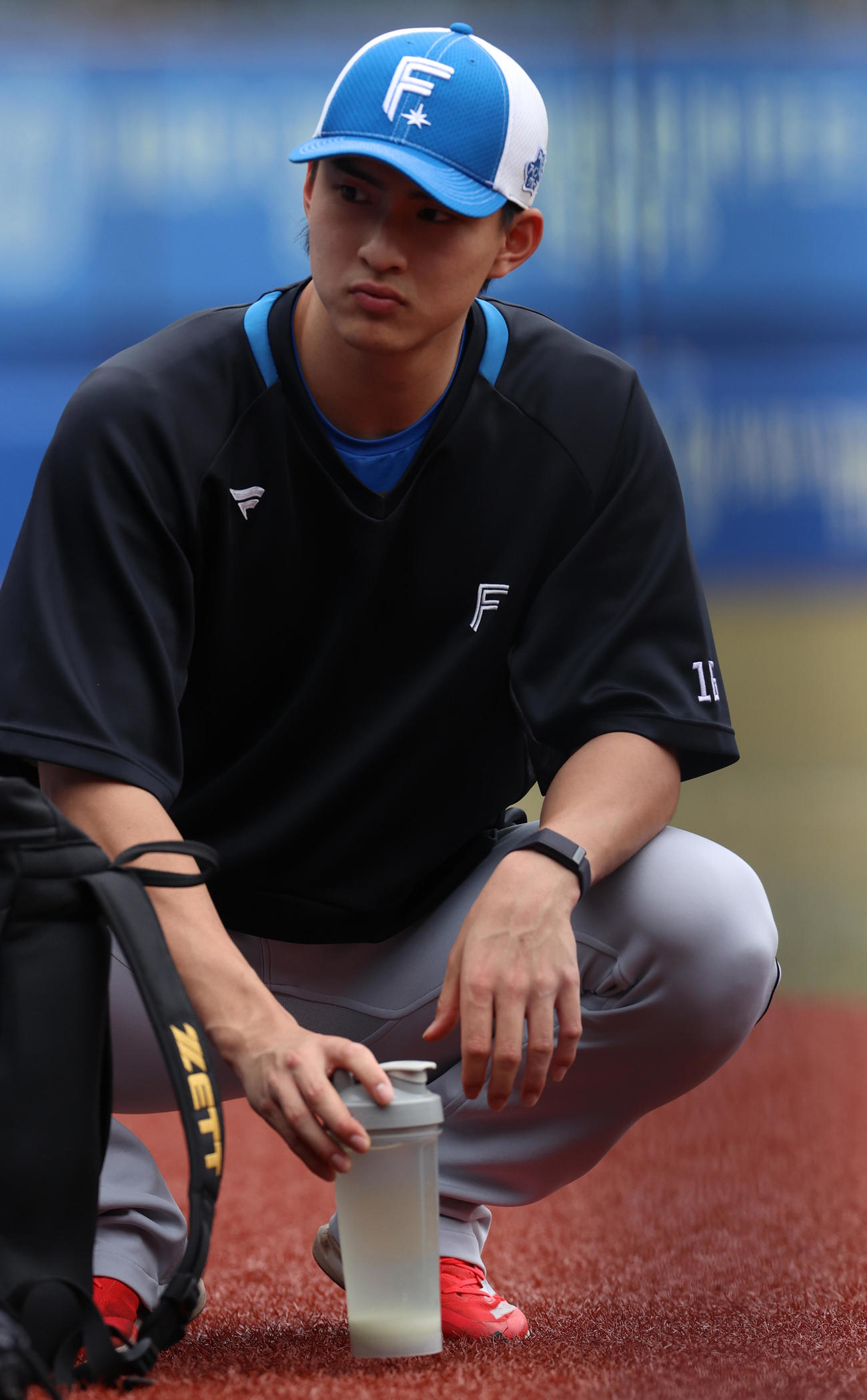 ロッテ対日本ハム　試合前、ドリンクを手にする達（撮影・水谷安孝）