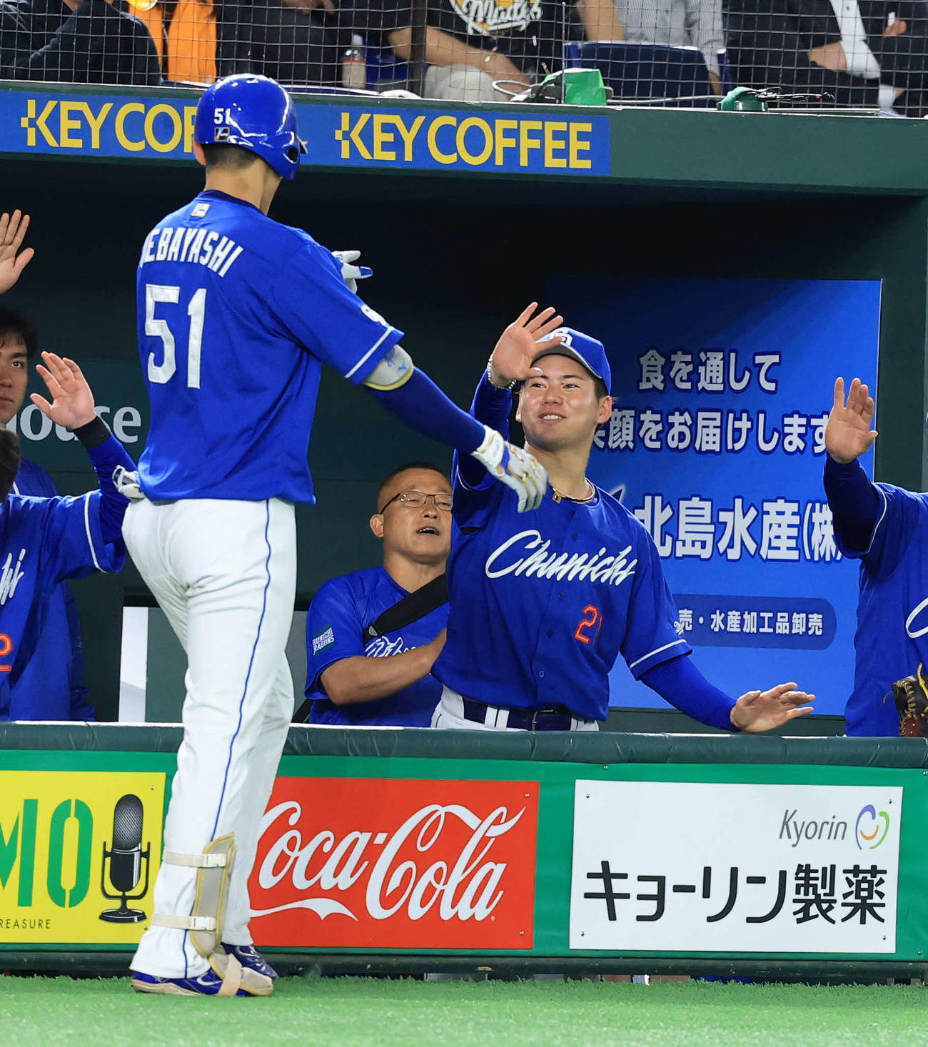 巨人対中日　6回表中日1死、上林（手前）が同点ソロ本塁打を放ち、笑顔で迎える金丸（撮影・浅見桂子）