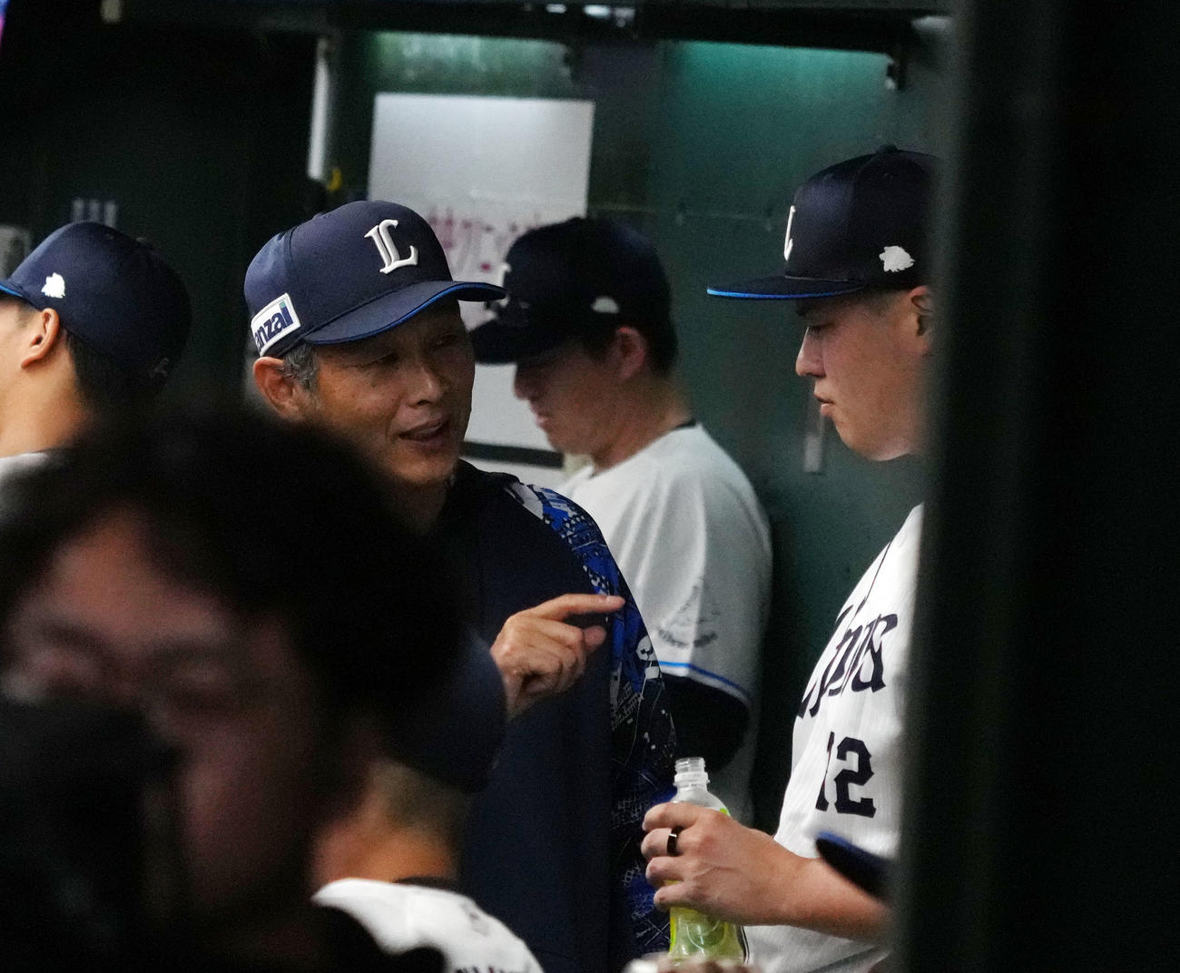 西武対オリックス　7回表を投げ終え、西口監督（左）と話をする西武先発の渡辺（撮影・狩俣裕三）