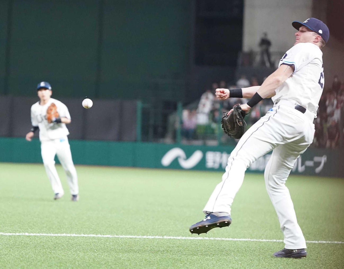 西武対オリックス　4回表オリックス無死、西川の一ゴロで好送球を見せるネビン（撮影・狩俣裕三）