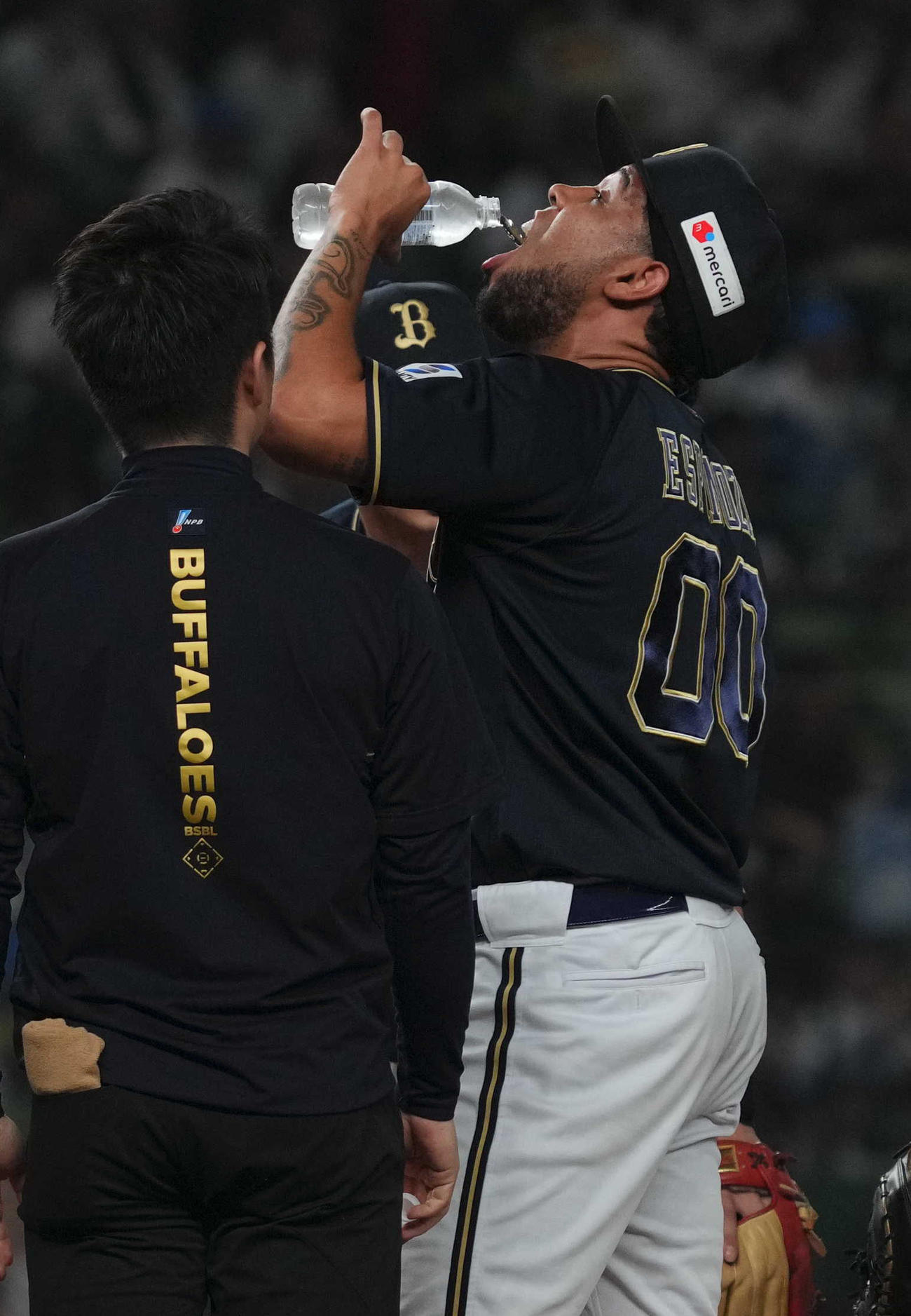 西武対オリックス　2回裏、追加点を許し、マウンドで水を飲むオリックス先発のエスピノーザ（撮影・狩俣裕三）