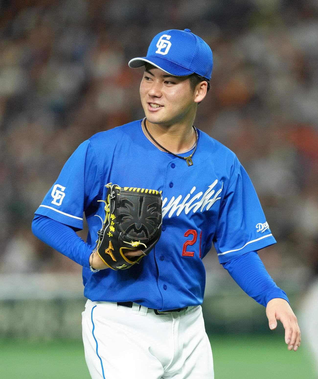 巨人対中日　初回を無失点で終え、笑顔を見せる中日金丸（撮影・足立雅史）