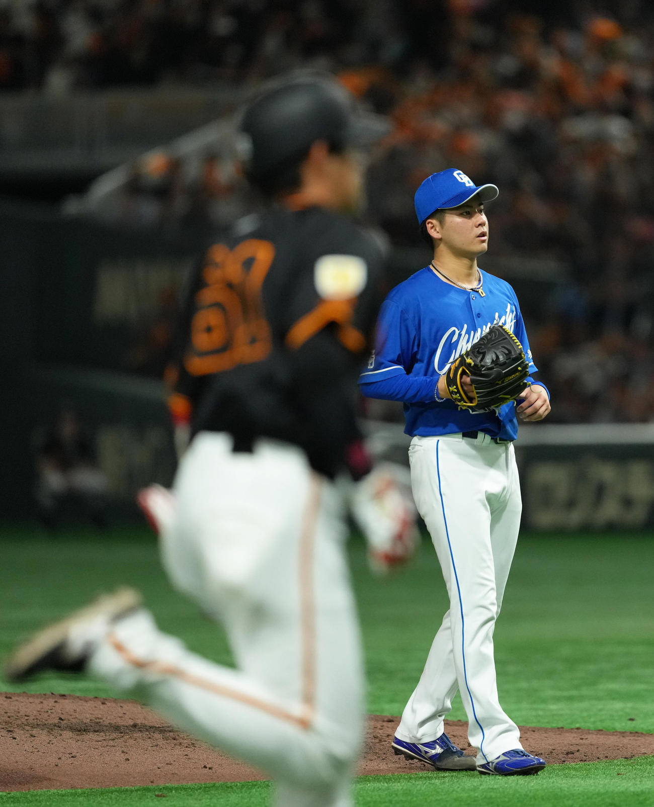 巨人増田陸（左）にソロ本塁打を浴びた金丸（撮影・足立雅史）