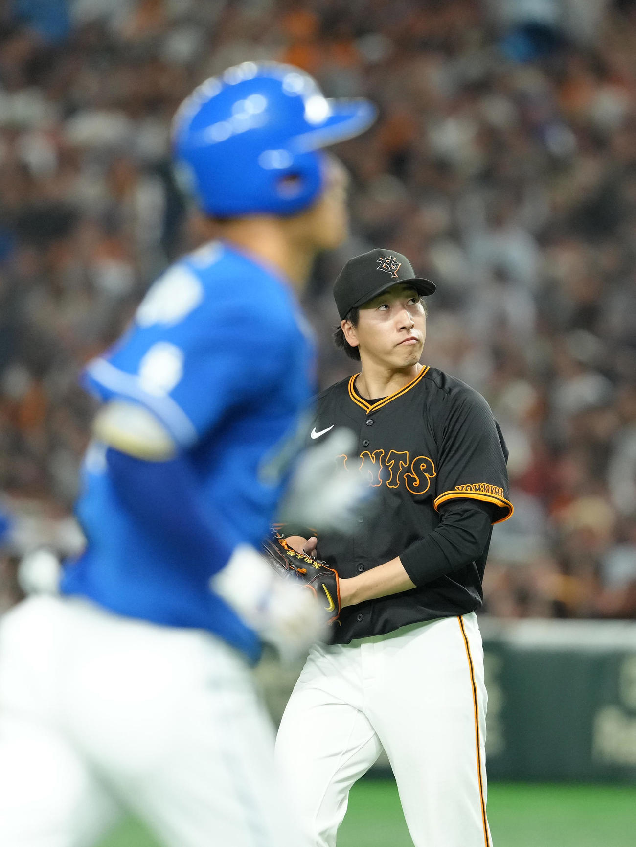 巨人対中日　8回表中日2死、上林（手前）に2打席連続となる勝ち越し本塁打を浴びた大勢（撮影・足立雅史）