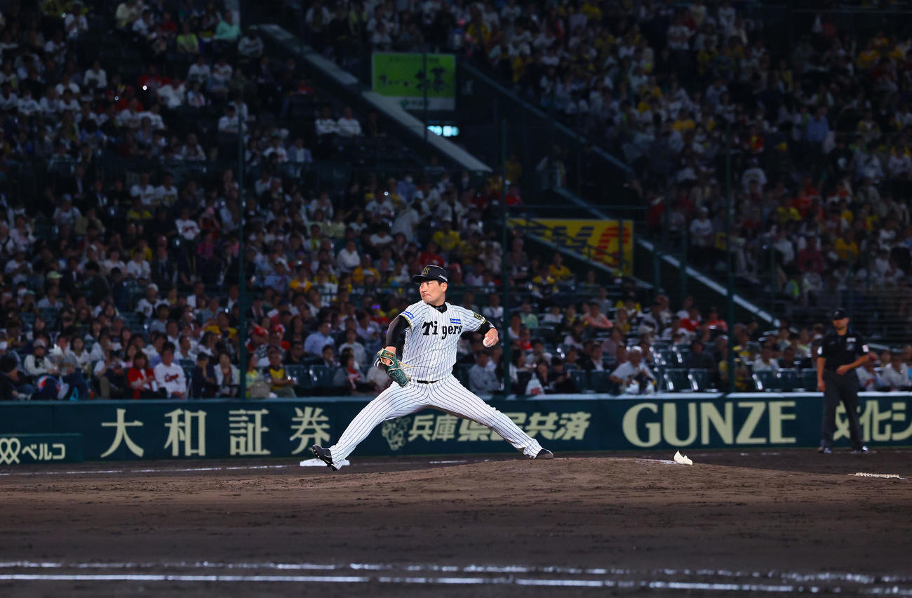 阪神対広島　9回、3番手で登板した阪神岩崎（撮影・藤尾明華）