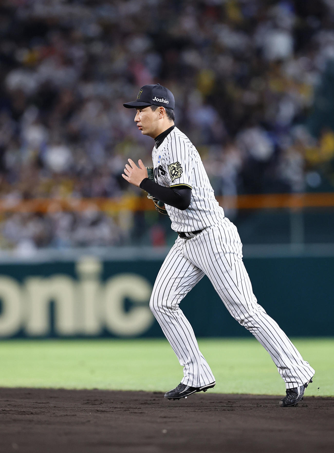 阪神対広島　9回、マウンドへ向かう阪神岩崎（撮影・藤尾明華）