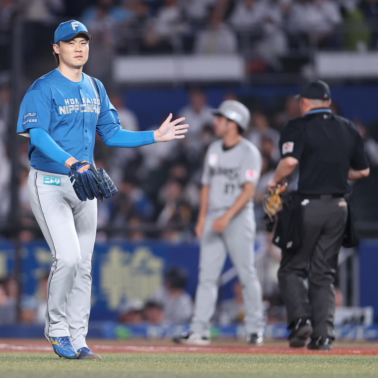 ロッテ対日本ハム　4回を無失点に抑えグラブたたく山崎福（撮影・水谷安孝）