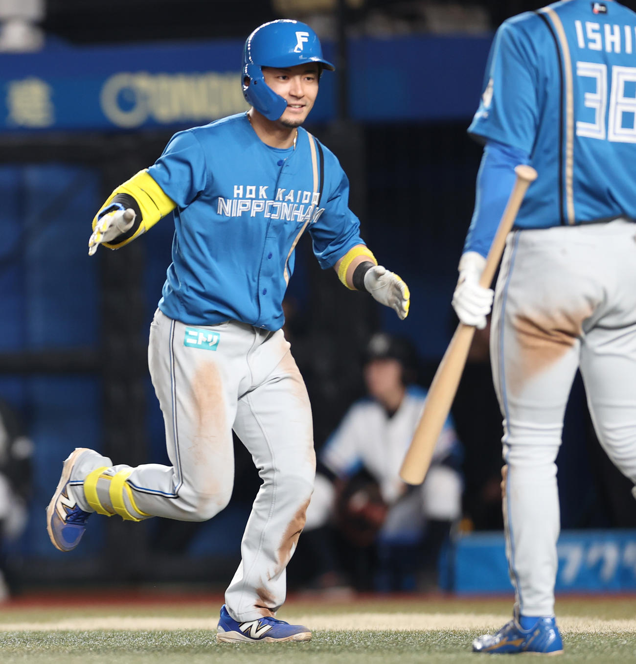 ロッテ対日本ハム　7回表日本ハム2死一、二塁、右翼越え3点本塁打を放ち生還する水野（撮影・水谷安孝）