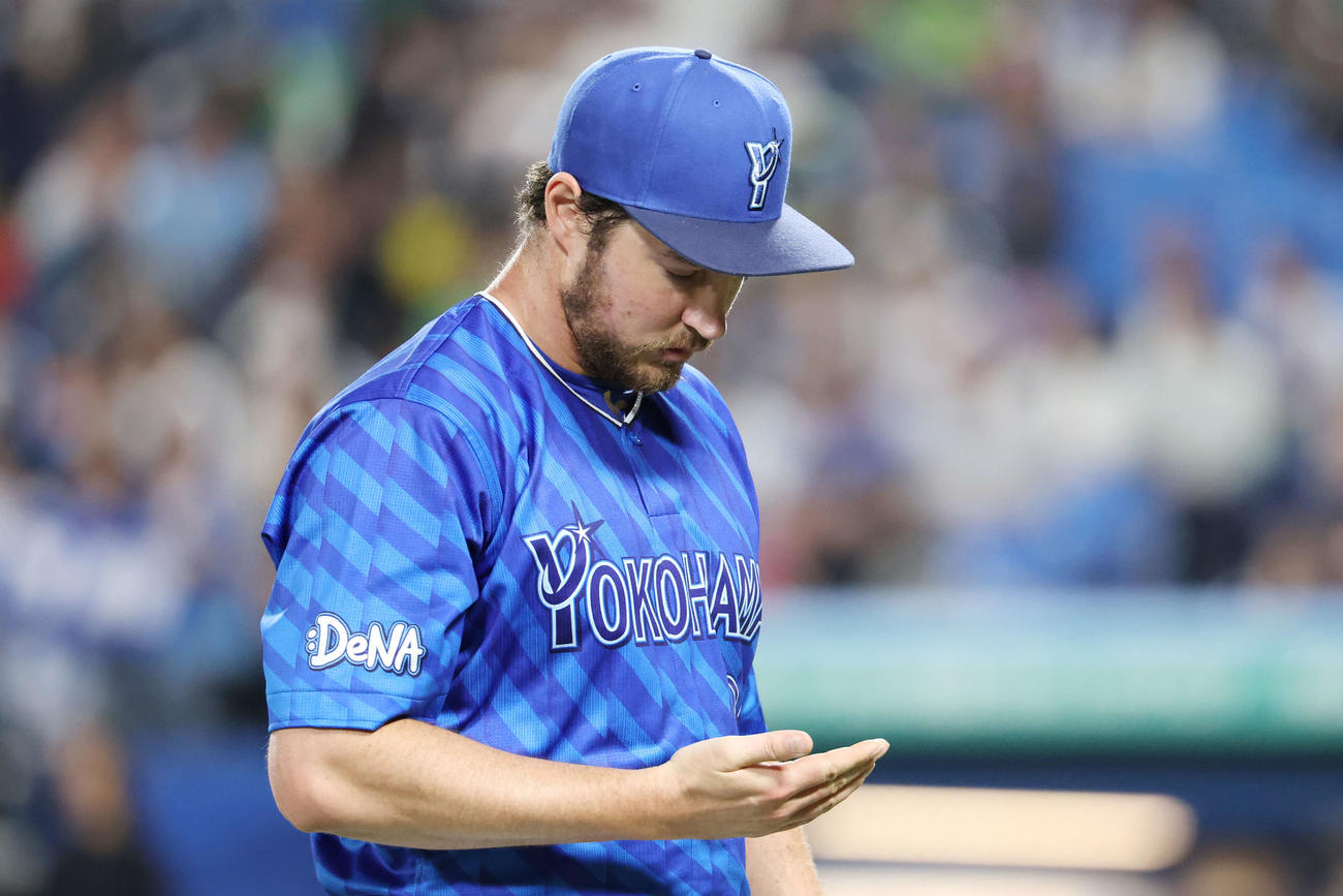 ヤクルト対DeNA 6回裏を終えベンチに下がるDeNAバウアー（撮影・宮地輝）