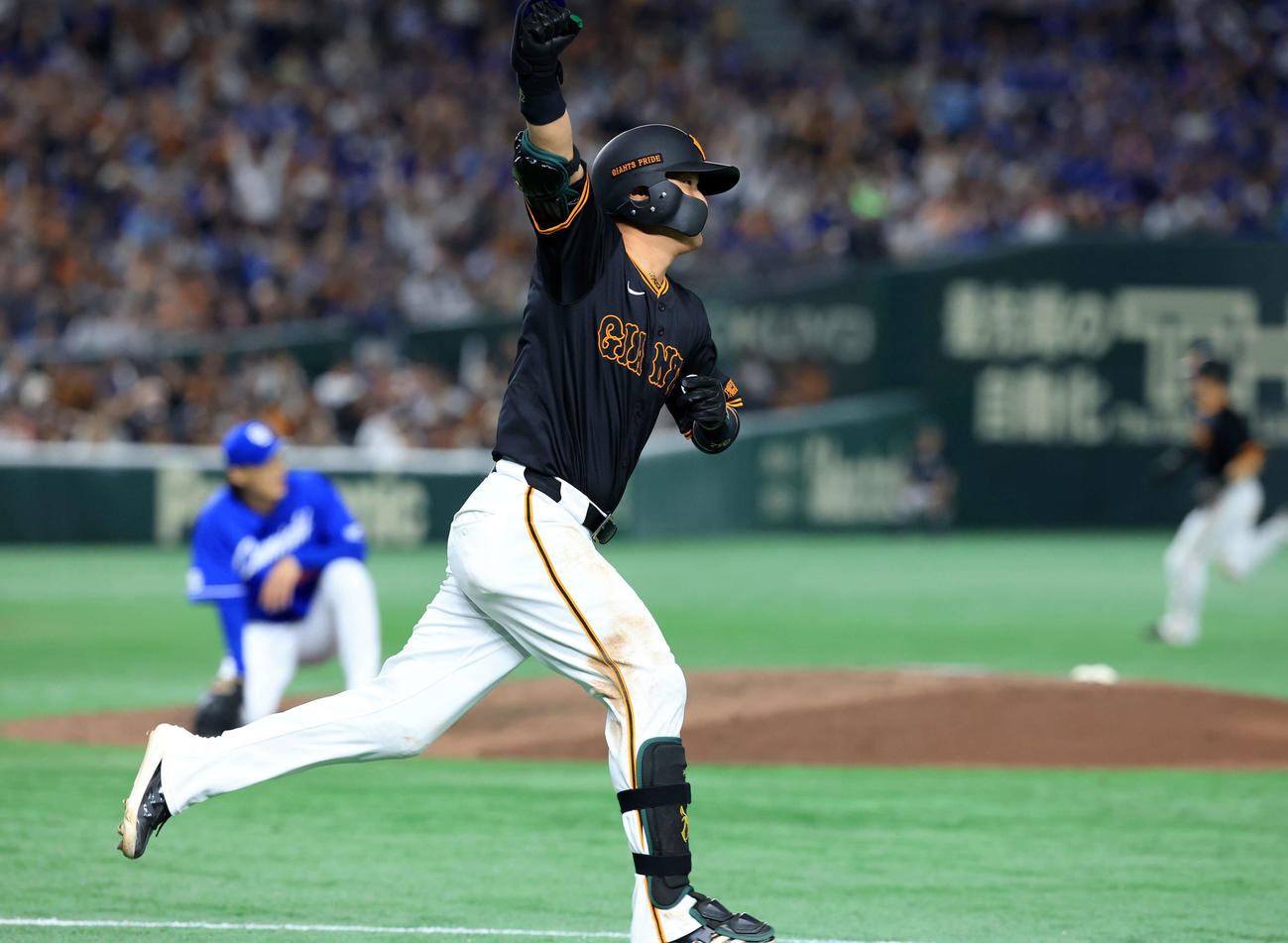 巨人対中日　8回裏巨人2死一、二塁、吉川は右越え逆転3点本塁打を放ち、ガッツポーズで一塁を回る。投手斎藤（撮影・浅見桂子）