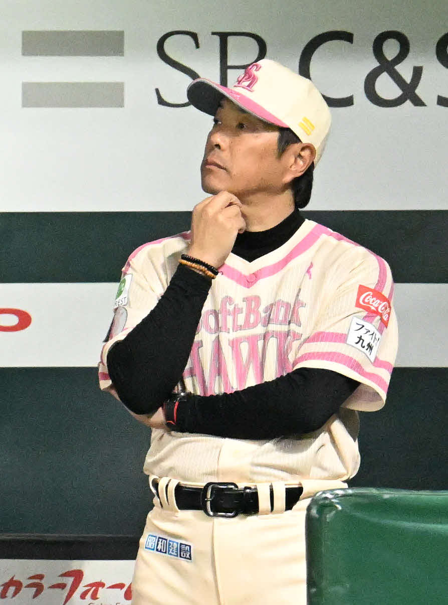 ソフトバンク対楽天　5回裏、ベンチで試合を見守る小久保監督（撮影・林敢治）