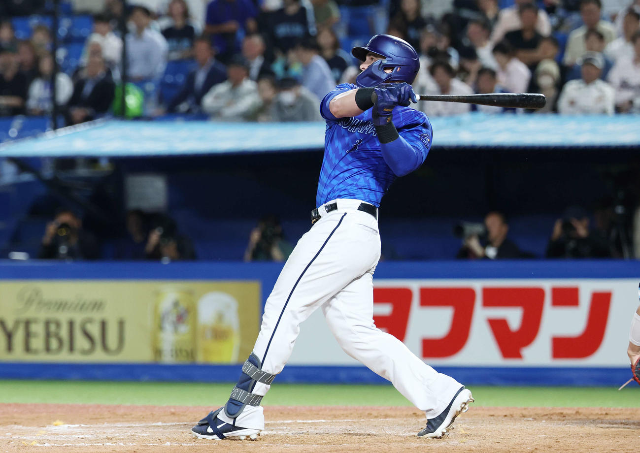ヤクルト対DeNA 8回表DeNA1死二塁、左中間へ2点本塁打を放つオースティン（撮影・宮地輝）