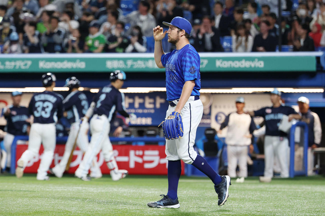 ヤクルト対DeNA 6回裏ヤクルト1死二、三塁、山田に右2点適時打を浴びたバウアー（撮影・宮地輝）