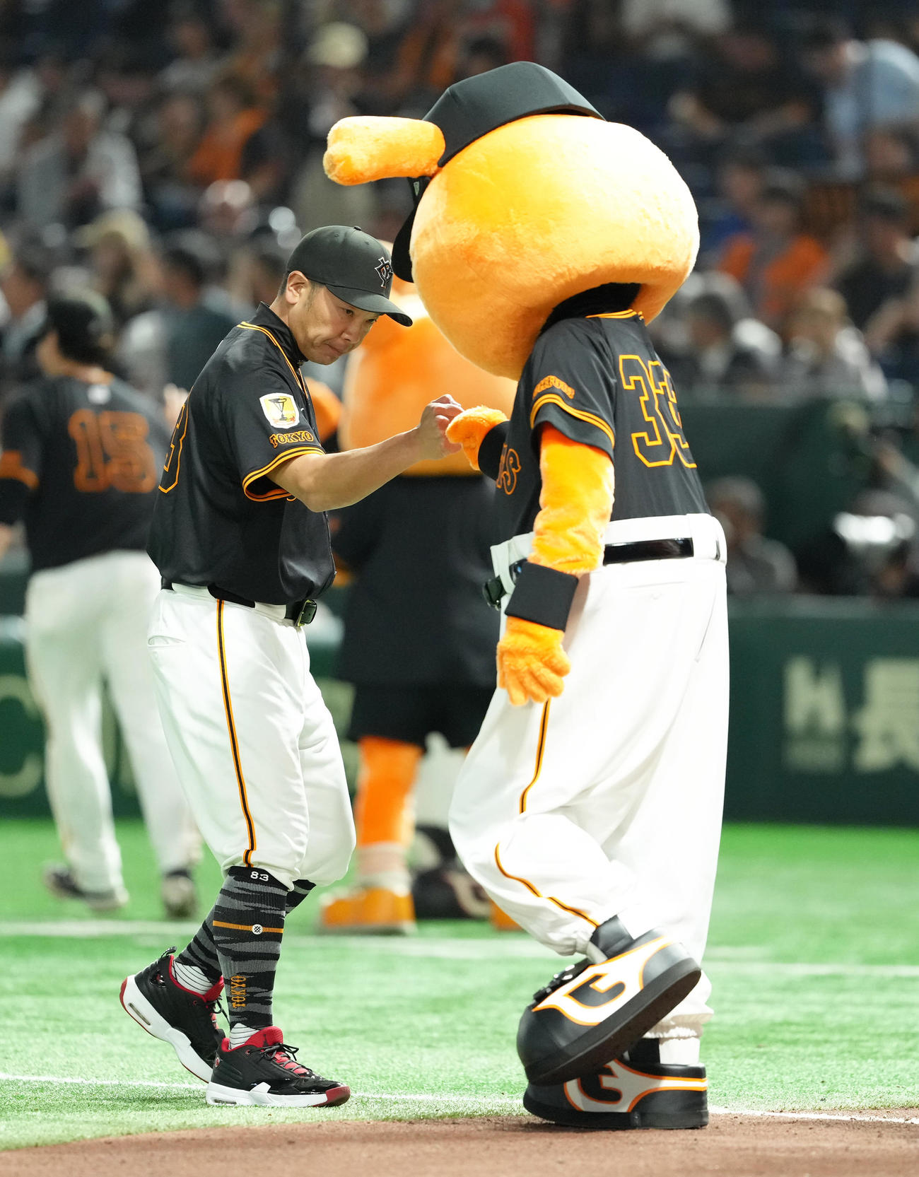 巨人対中日　中日に勝利した巨人阿部監督はジャビットとグータッチを交わす（撮影・足立雅史）
