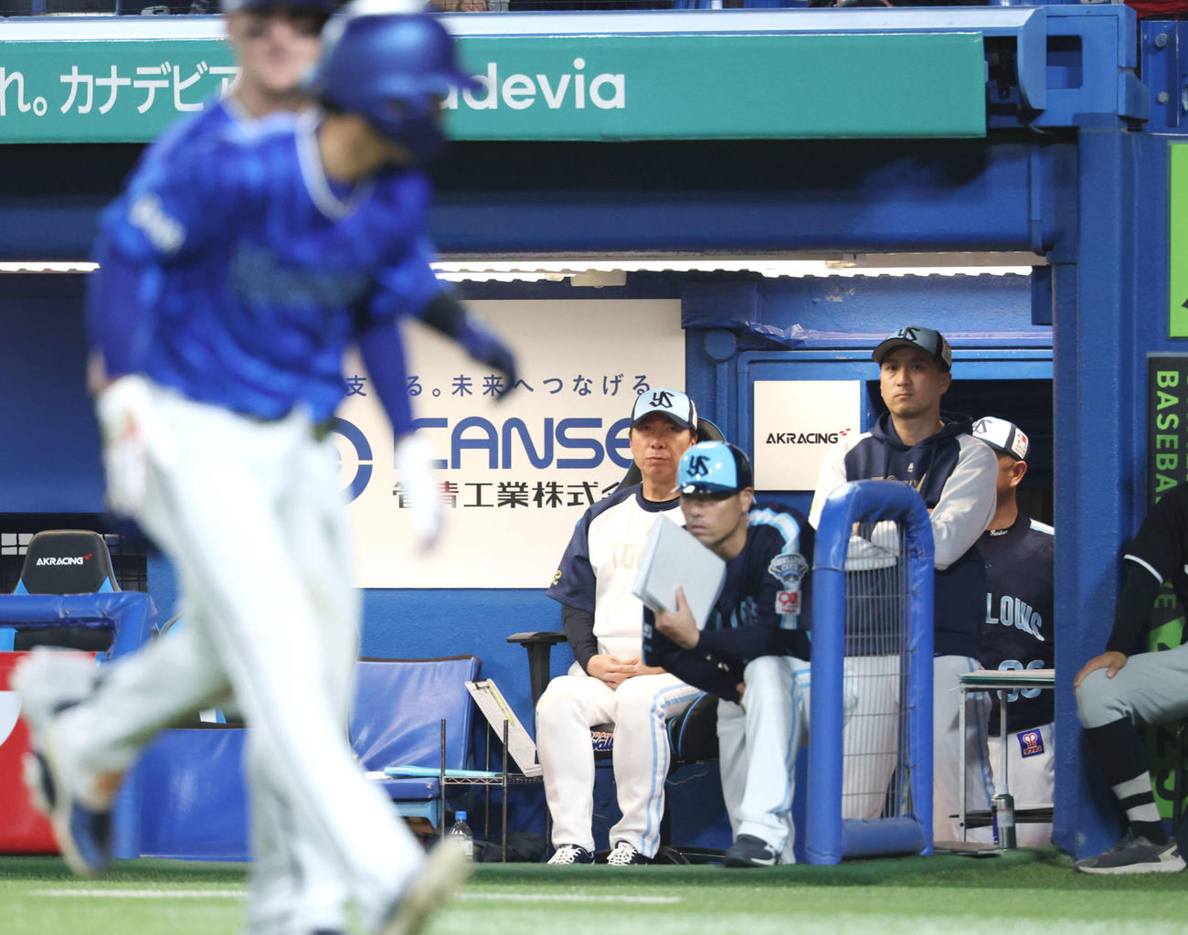ヤクルト対DeNA 8回表DeNA1死二塁、オースティンに左中間へ2点本塁打を浴び厳しい表情の高津監督（左）（撮影・宮地輝）