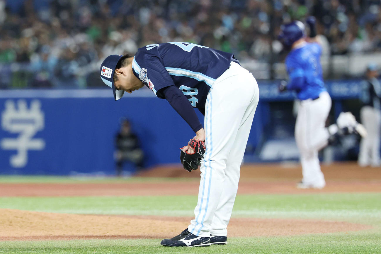 ヤクルト対DeNA 8回表DeNA1死二塁、オースティンに左中間へ2点本塁打を浴びる金久保（撮影・宮地輝）